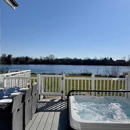 סאות' סרני Medway Hot Tub Lodge מראה חיצוני תמונה