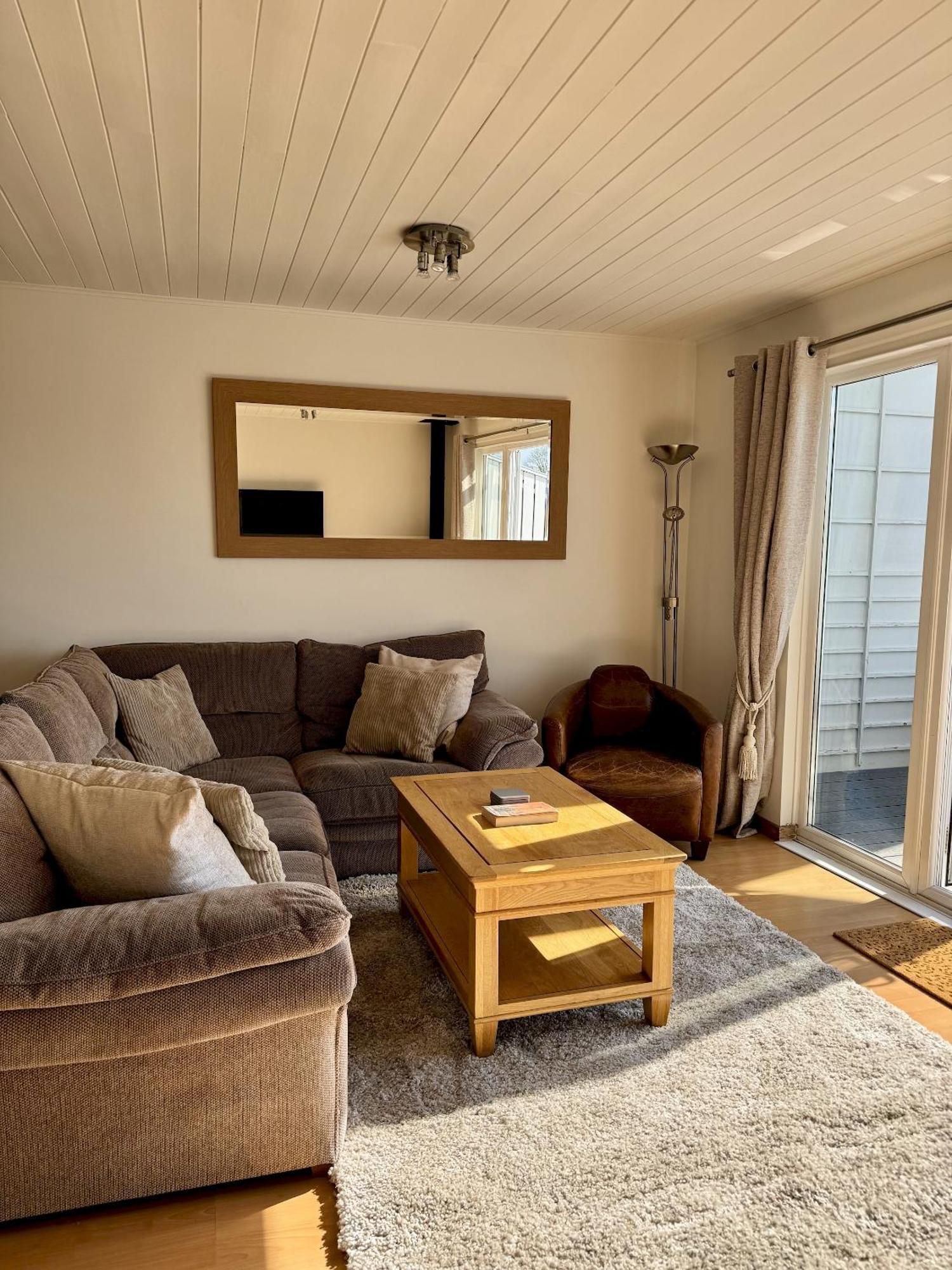 סאות' סרני Medway Hot Tub Lodge מראה חיצוני תמונה
