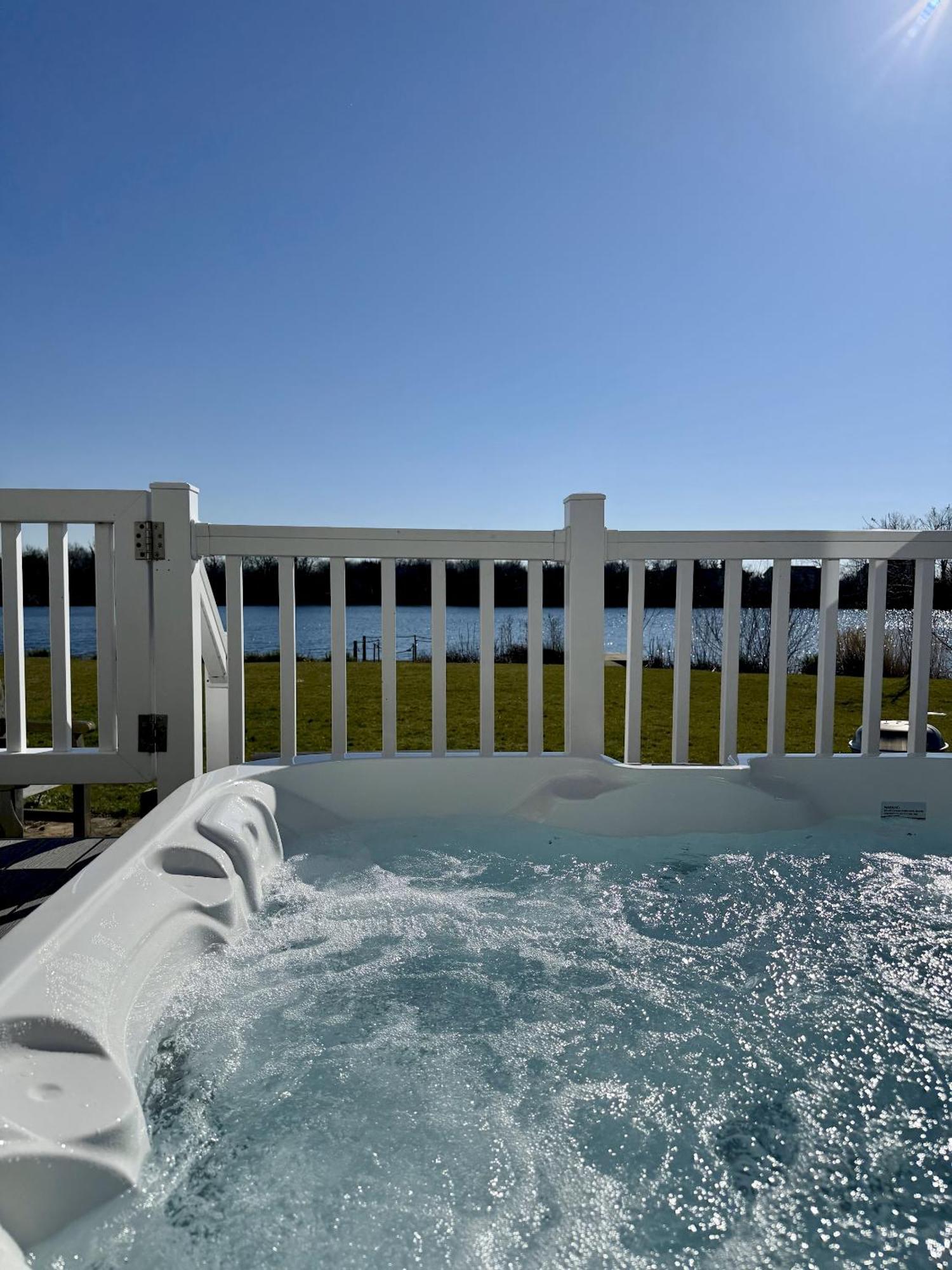 סאות' סרני Medway Hot Tub Lodge מראה חיצוני תמונה