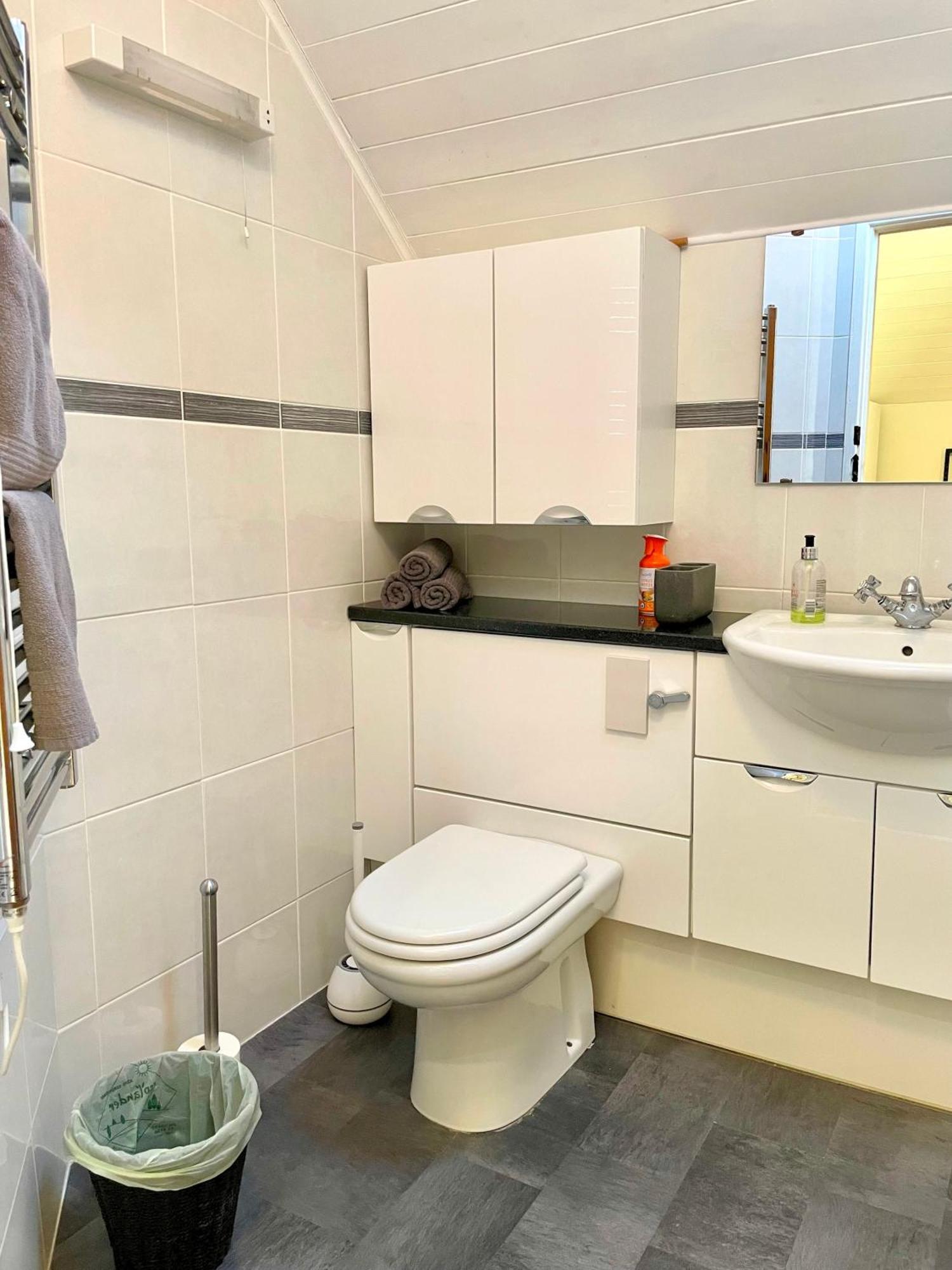 סאות' סרני Medway Hot Tub Lodge מראה חיצוני תמונה