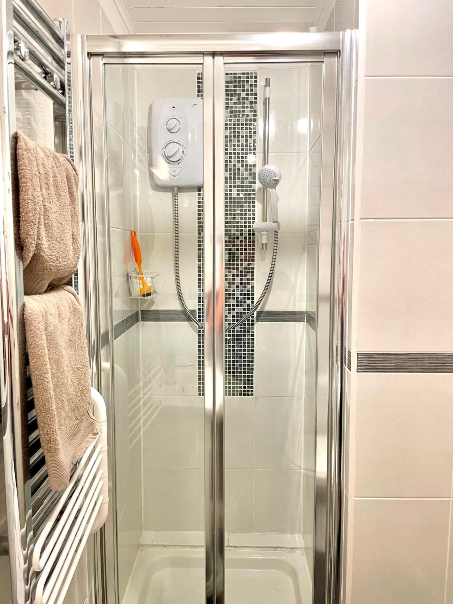 סאות' סרני Medway Hot Tub Lodge מראה חיצוני תמונה