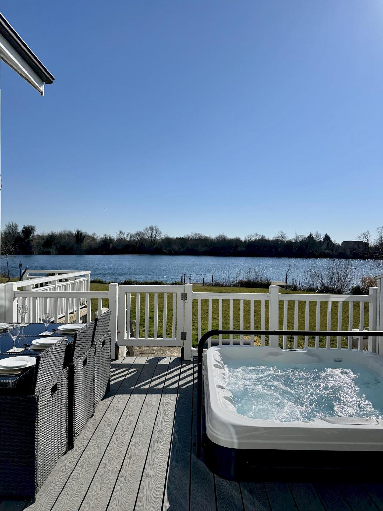 סאות' סרני Medway Hot Tub Lodge מראה חיצוני תמונה